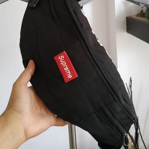 Supreme Logo Print Fanny Bag For Men & Woman - Picture 5 of 9